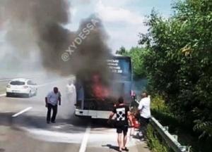 Под Одессой загорелся пассажирский автобус (видео)