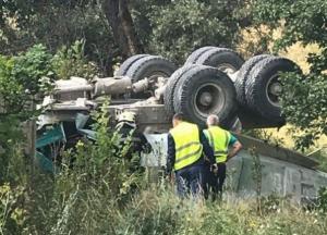 Под Харьковом грузовик упал с моста, водитель в тяжелом состоянии (фото, видео)