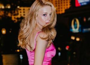 Тина Кароль похвасталась стройными ногами в ярком мини (фото)