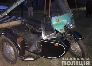 Пьяный мотоциклист пытался заехать на детскую горку и сбил детей