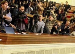 Разумков увеличил число журналистов, работающих в Раде