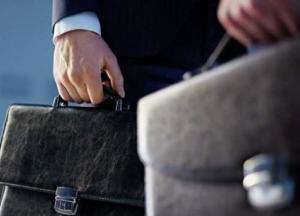 В Украине планируют поднять зарплаты чиновников