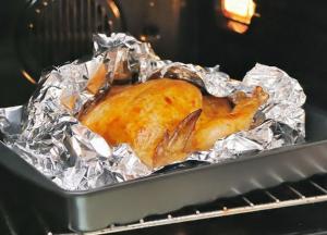 Эксперты рассказали, почему опасно запекать продукты в фольге