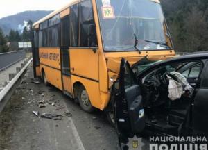 На Львовщине школьный автобус попал в ДТП: есть пострадавшие (фото)