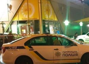 В Киеве автомобиль въехал в летнюю террасу McDonald's, есть пострадавшие