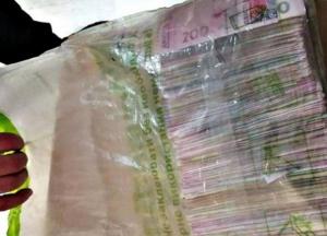 На Одессчине мужчина нашел на дороге пакет денег и отнес в полицию