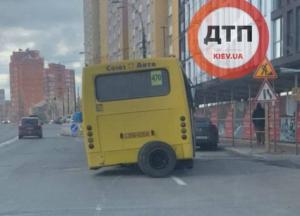 В Киеве у маршрутки на дороге отвалилось колесо 