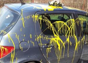 В Ужгороде вандалы облили авто депутата краской и положили на него венок (видео)