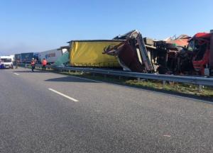 В Болгарии в ДТП попали 20 грузовиков, есть жертвы (фото)