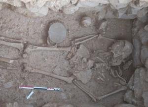 На Крите нашли необычную могилу женщины