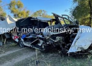 На Днепропетровщине в ДТП бус разлетелся на части (фото)