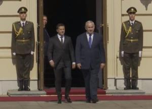 Шли и улыбались: встреча Зеленского и Нетаньяху началась возле Мариинского дворца (видео) 