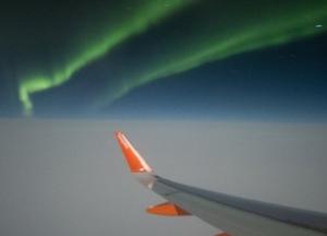 Пассажир снял поразительно северное сияние из окна самолета (фото)