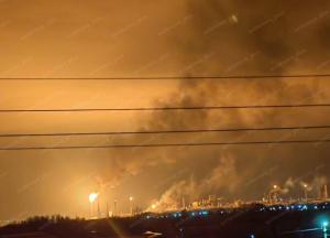 Влучання у кілька нафтових заводів у Росії, удари по енергетиці: подробиці та вогняні відео