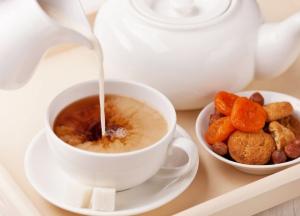 Медики назвали полезную добавку, которая убивает целебные свойства чая