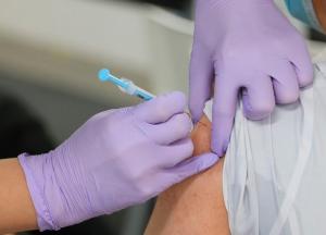 Число привитых первой дозой вакцины от COVID-19 в Украине приблизилось к миллиону