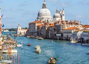 В Италии огромный лайнер протаранил корабль с 130 людьми (видео)