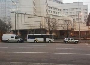 В Киеве взяли под охрану здание КСУ