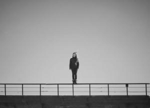 В Харькове девушка хотела спрыгнуть с моста из-за неразделенной любви (видео)