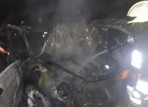 Под Днепром на стоянке сгорели четыре автомобиля (фото)
