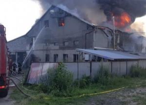 Угроза взрыва и привлечение спецпоезда: во Львове тушили пожар в производственном здании