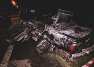 Под Киевом автомобиль на бешеной скорости влетел под фуру и загорелся, водитель погиб (фото)