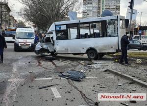В центре Николаева Range Rover протаранил и перевернул маршрутку: много пострадавших (фото, видео)