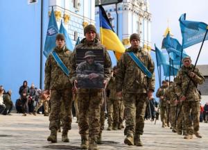 У Києві попрощались з 28-річним Василем Ратушним — братом загиблого київського активіста Романа Ратушного (відео)