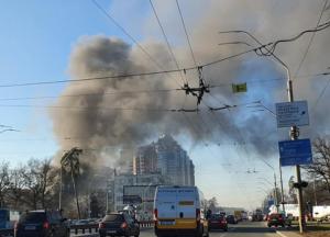 Столб черного дыма стоит над Киевом: горят склады швейной фабрики (фото, видео) 