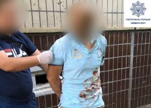 В Кривом Роге нетрезвый мужчина ограбил воспитательницу и порезал себя стеклом