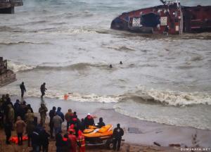 В Одессе из-за мощного шторма потерпел крушение танкер (фото, видео) 