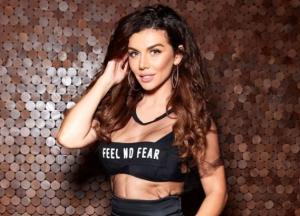 Экс-"виагра" выкатила огромную грудь в тесном купальнике (фото) 