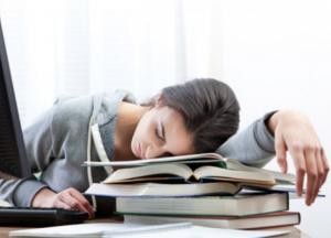 Медики рассказали, какие продукты помогут бороться с усталостью 