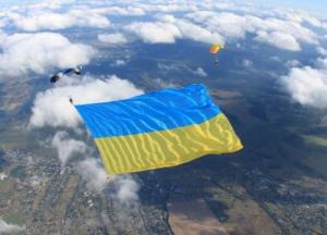Военный установил рекорд, развернув над Киевом самый большой флаг Украины