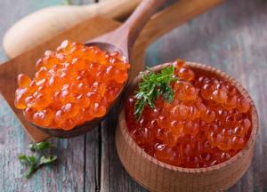 Названы польза и вред красной икры 