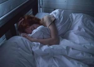 Медики рассказали, в какое время лучше всего ложиться спать