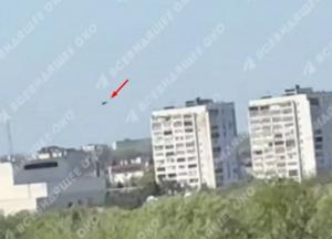 Приліт двох шахедів по дитячому садочку в Сумах, коли малеча йшла на заняття: відео моменту удару