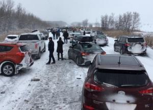 В Канаде из-за снегопада на трассе столкнулись 40 автомобилей (видео) 