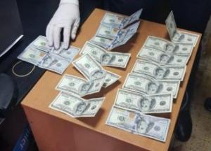 В Херсонской области на валютной взятке задержали налоговика (фото)