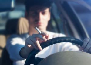 В Испании не будут штрафовать за курение за рулем