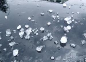 Киев засыпало градом