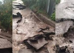 В Изюме мощный ливень смыл асфальт и полностью разрушил дорогу (видео)