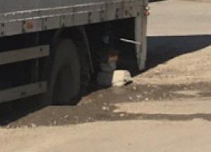 В Харькове грузовик провалился под асфальт (фото)