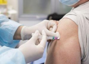 В Украине началась вакцинация коллективов: как получить прививку