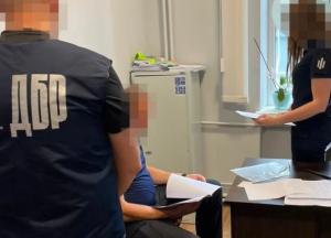 Працівник ТЦК на Закарпатті на ніч прикував чоловіка кайданками до металевої драбини
