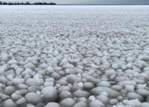 Природный феномен: в Канаде озеро покрылось ледяными шариками (видео)