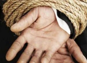 Пытали паяльником и оставили умирать: банда неизвестных похитила мужчину на Киевщине