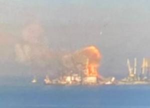 Горят тысячи тонн топлива и боеприпасы: ВСУ уничтожили десантный корабль РФ