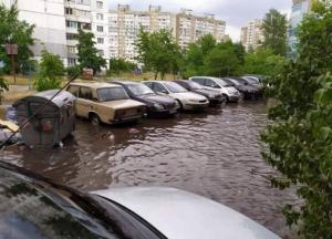 Деревья вырывало с корнем, а дороги затопило: в Киеве прошел мощный ливень (фото, видео)