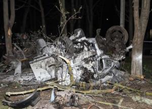 В Одессе автомобиль вылетел с дороги во двор: есть погибший и пострадавшие (фото)